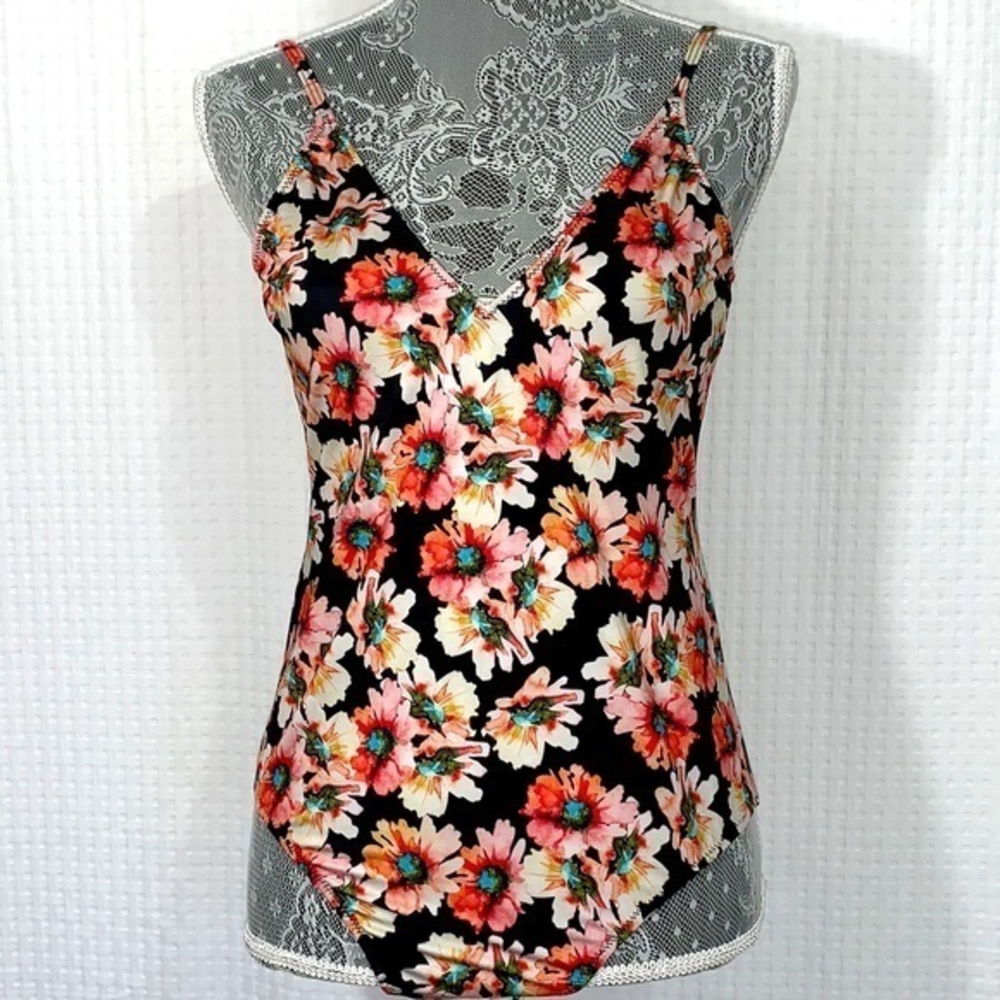 Nordstrom Leith floral one piece bathing suit.  Size Medium.  New without tags.‎